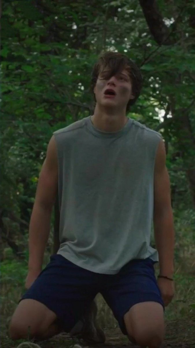 quicckytwin's tweet image. He looks pretty cute on his knees.