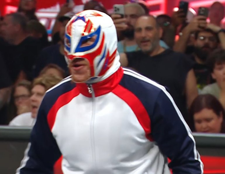 SKWrestling_'s tweet photo. WHO???
#WWERaw https://t.co/hsOXsgYLUY