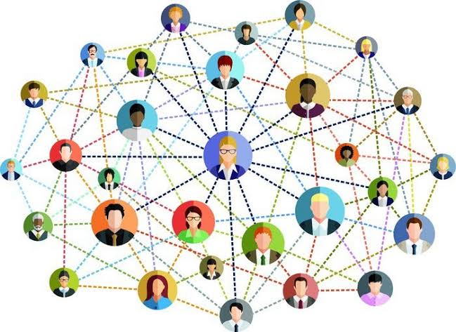 Atarangi_Kp's tweet image. तुम्ही कधी विचार केलाय का की एखाद्या योग्य व्यक्तीशी ओळख तुमच आयुष्य बदलू शकते.
नोकरी, व्यवसाय किंवा स्वतःमध्ये आमूलाग्र बदल घडवण्यासाठी – ‘नेटवर्किंग’ म्हणजेच ‘नवीन ओळखी’ हेच आजचं सगळ्यात शक्तिशाली साधन आहे.
🧵 ते कसं काय?