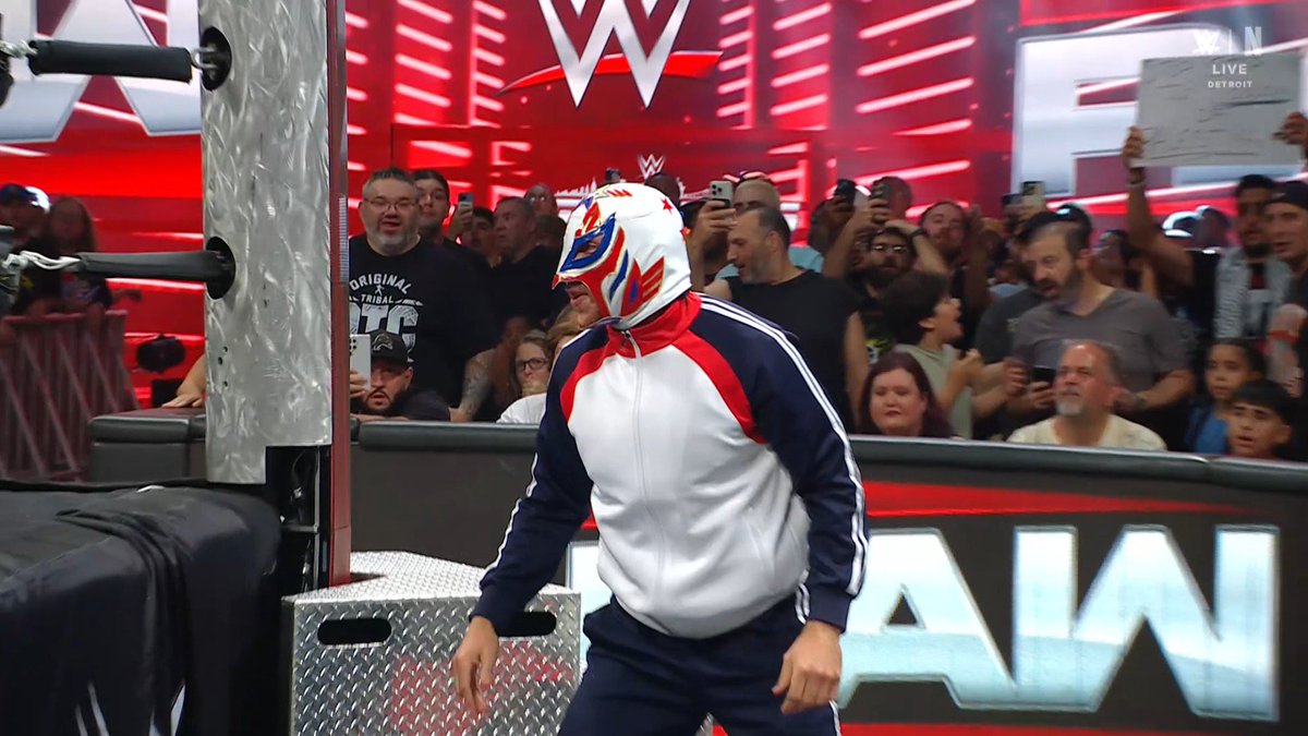 FireFly4Everr's tweet image. BruiserWeight El Grande?🤔 #WWERAW