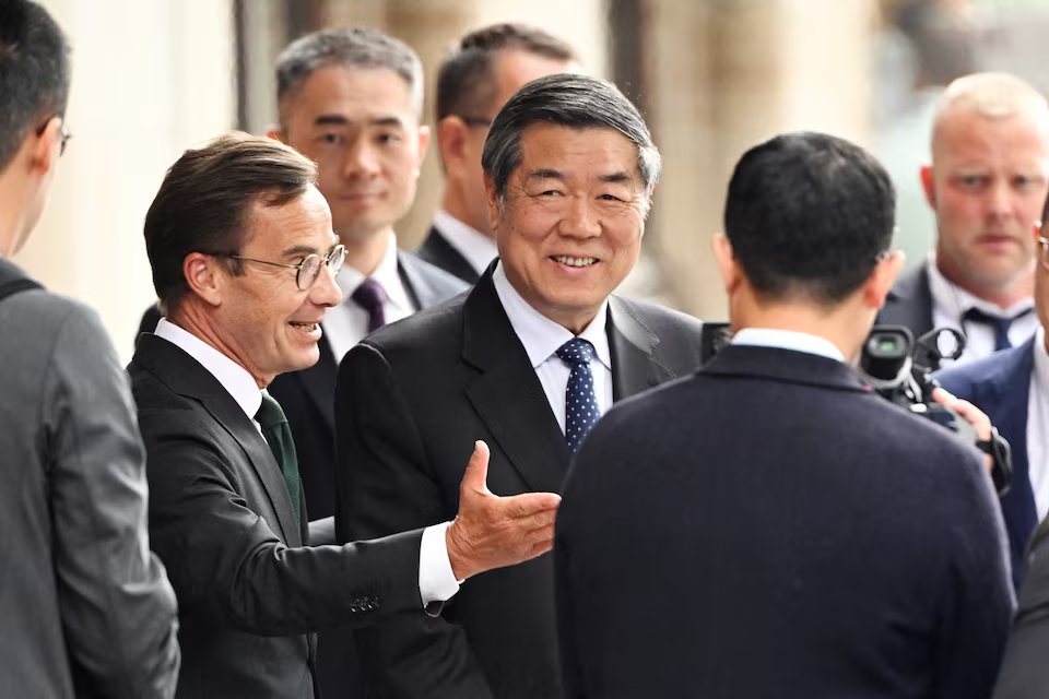 DDNewslive's tweet image. Top U.S. and Chinese economic officials met in Stockholm for more than five hours of talks to resolve longstanding economic disputes at the centre of a trade war between the world's top two economies, seeking to extend a truce by three months. #China faces an August 12 deadline…