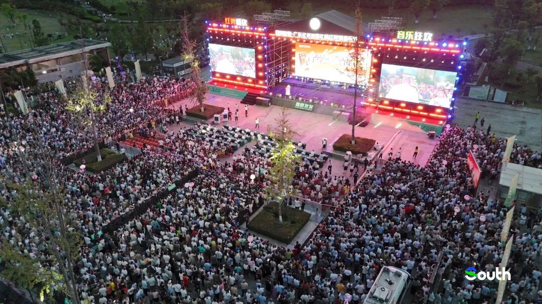 thisisGBA's tweet image. #Guangdong | 🍻🎶 Herbal Beers Meet Sichuan Nightlife!
The #HuajuhongBeerFest is LIT in Sichuan! 🔥 Thousands gathered to taste Guangdong’s famed pummelo peel-infused beers 🍊🍺, blending traditional Chinese medicine with Sichuan’s electric vibes!
✅…