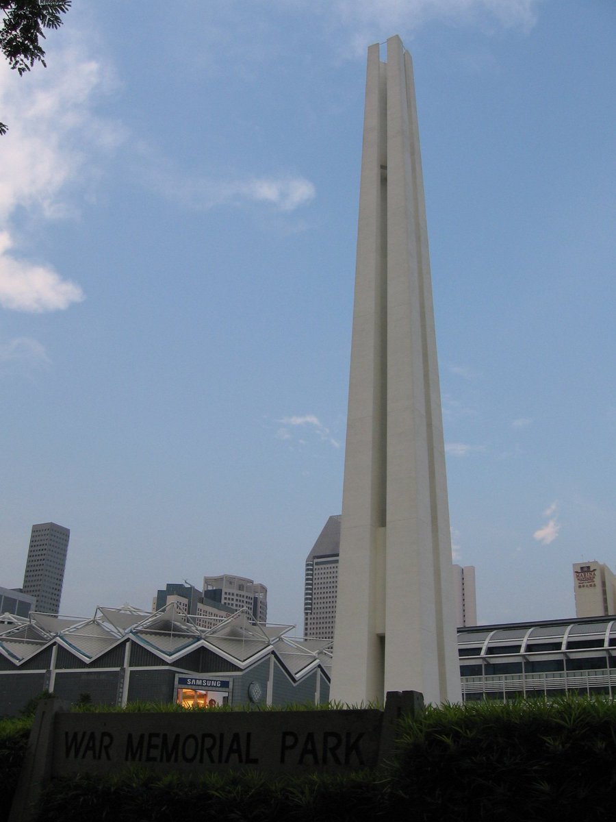 たとえばシンガポールでは現地人を抗日分子だと勝手に決めつけてまとめて大量殺害しています。（画像は日本占領時期死難人民記念碑
日本軍が占領した地域では大なり小なり似たようなことが行われています