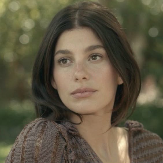 alicentdilauren's tweet image. A atriz da camilla de daisy jones é tão linda to apaixonada