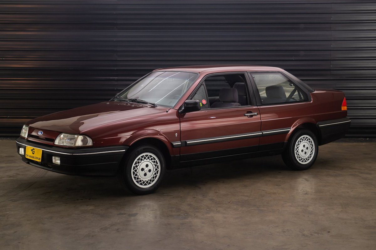 JoaquinTeixeira's tweet photo. A negociação para o novo Joaquinmóvel continua... estou entre um Chevrolet Monza GLS 1995 e um Ford Versailles Ghia 1994.

Qual faz mais mais meu estilo amigo internauta? Deixe sua opinião nos comentários. https://t.co/RqYFdspqJK