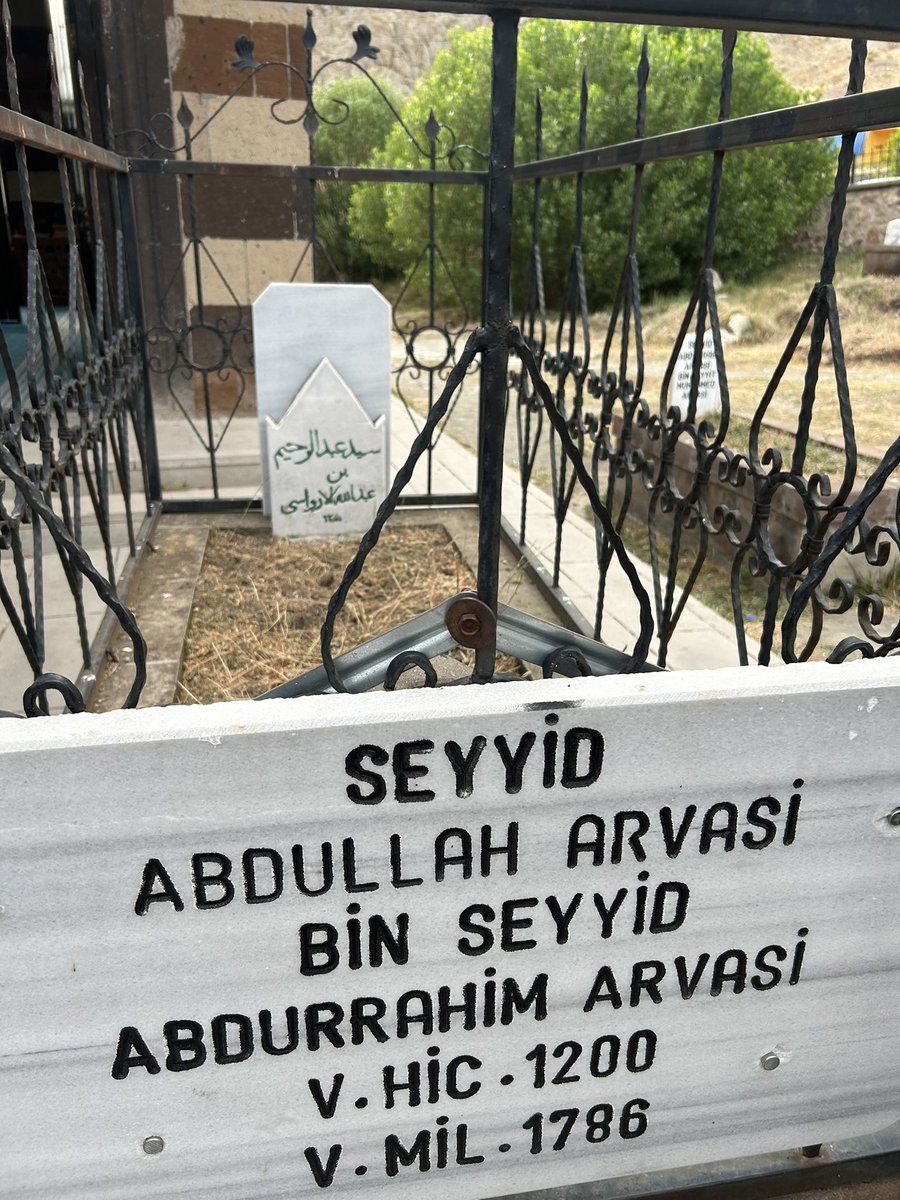 “Arvâs seyyidlerinin Ağrı/Doğubeyazıt kolundan gelen büyüklerin medfun bulunduğu mekan.”