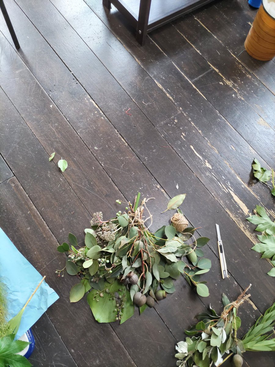 jam_w_poss's tweet image. むっしーむしむし。
頂いたアレンジのお花から使えそうなのを抜いて、スワッグを作ってみてるところ。
#小樽
#小樽中央市場
