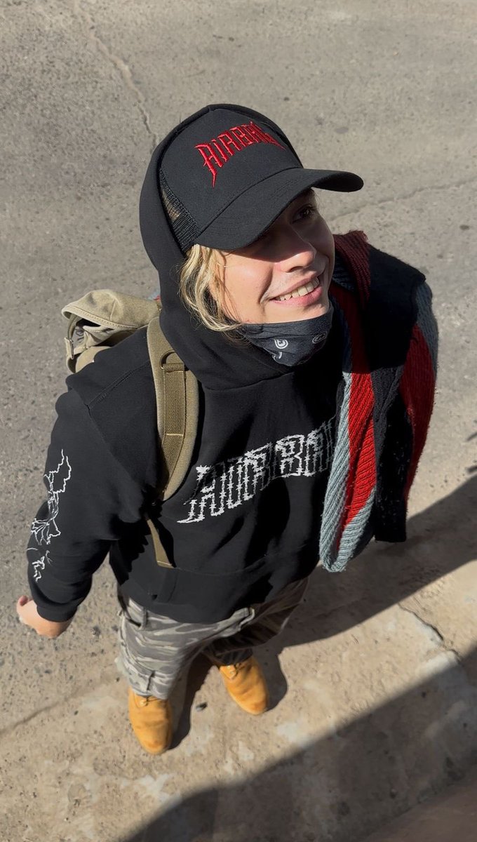 –hola me das doce de medialunas?
–una docena?
–mi mamá dijo doce
–por eso, una docena
–mi mamá dijo doce.