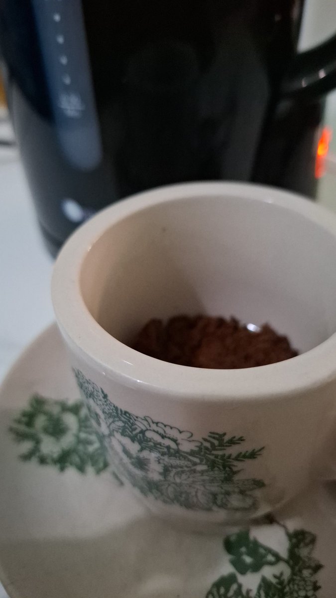 👷: Bos nyariin lu tuh
😎: Kalo ga di pantry ngopi, paling w di musholla (🤭)
👷: Tau.... susah banget lu di cariin
😎: Karyawan terbaik kek gw emang susah di temu
👷: Huuuu
(*besok ngumpet dimana lagi yak?)