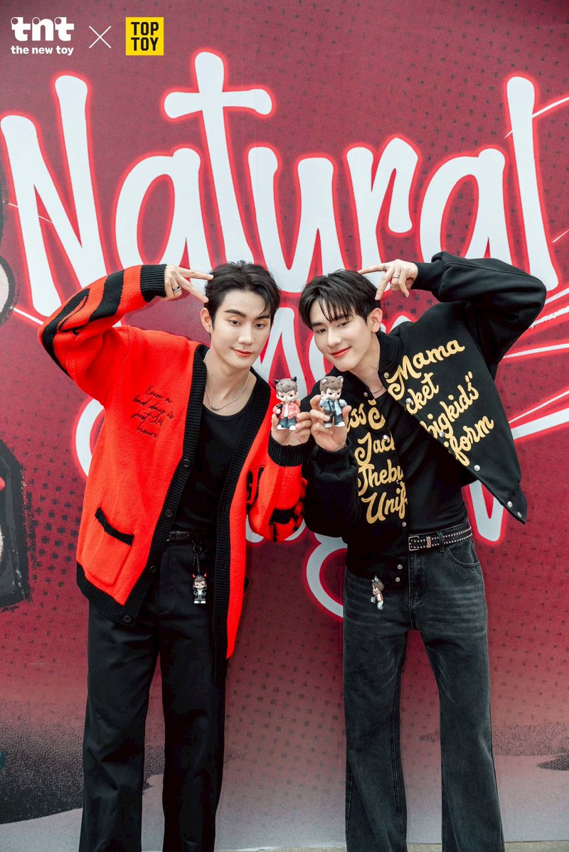 ALLNewsEXPRESS1's tweet image. tnt แบรนด์อาร์ตทอยจากจีน จับมือ Force & Book เปิดตัวที่กรุงเทพฯ กิจกรรมป๊อปอัพ “Born to Explore” สร้างกระแสร้อนแรงในหมู่ Gen Z
📌allnewsexpress.com/45630/
#TNTXFORCEBOOK
#fforce_ #kasibook
#ฟอสบุ๊ค #forcebook
#TNTSPACE #TNTworld
#tntspacerayan
tnt แบรนด์อาร์ตทอยชื่อดัง…