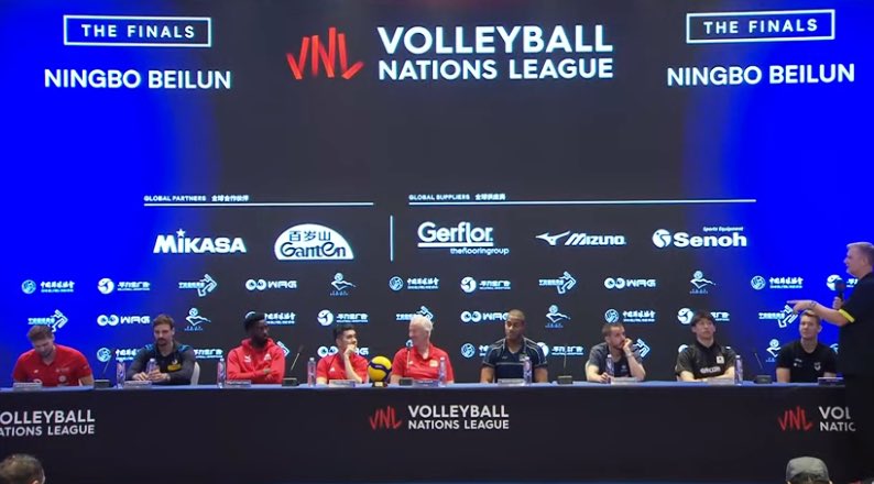 LimiteOlimpico's tweet image. Começou a coletiva de imprensa com os oitos capitães da fase final da VNL Masculina, na China
Lucarelli é o capitão do Brasil 🇧🇷
Estamos oficialmente entrando em modo de FINAIS! 🔥
Quarta Feira tem a estreia da nossa seleção: Brasil 🇧🇷 X China 🇨🇳
#VNLFinals