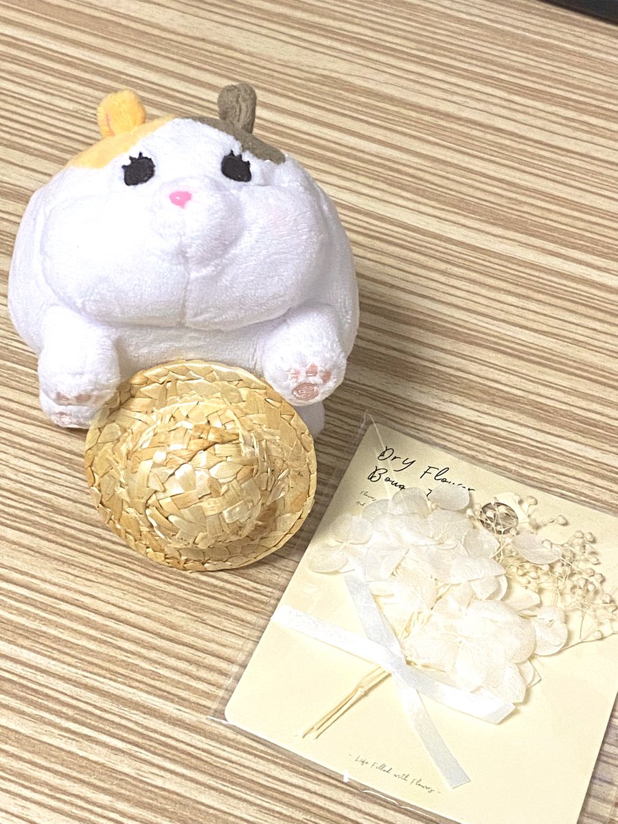 marupokodon's tweet image. セリアで見つけた麦わら帽子と造花を
ハサミでチョキっと、ノリでペタッと。