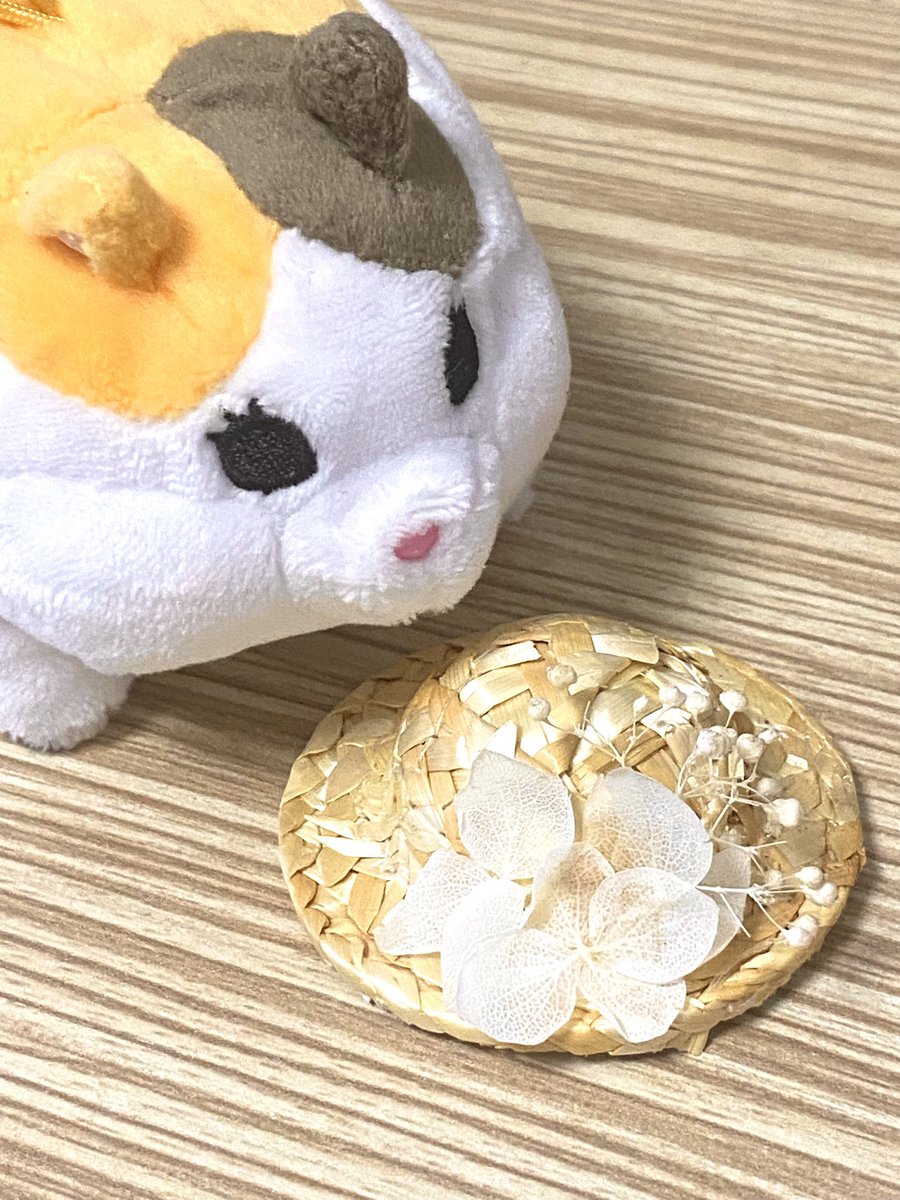 marupokodon's tweet image. セリアで見つけた麦わら帽子と造花を
ハサミでチョキっと、ノリでペタッと。