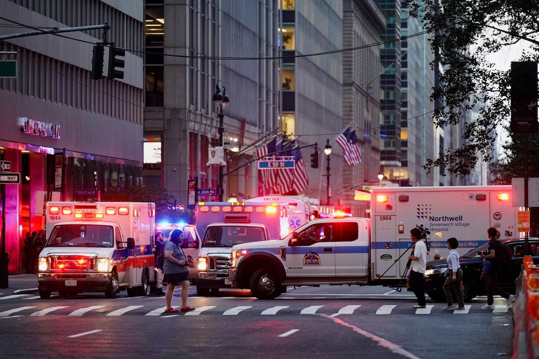 DDNewslive's tweet image. A gunman opened fire inside a Midtown #Manhattan skyscraper that houses the NFL headquarters and offices of major financial firms, including private equity giant Blackstone. Several people were injured in the incident before the suspect was neutralized. One New York Police…