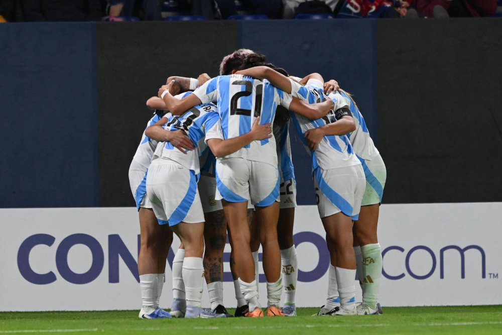 HABRÁ OTRA CHANCE OLÍMPICA

⚽️En semifinales de Copa América femenina, Colombia🇨🇴 venció 5-4 a Argentina🇦🇷 en los penales y se quedó con la primera plaza olímpica.

Argentina espera el reglamento final del fútbol de Los Ángeles 2028🇺🇸 para conocer el futuro olímpico.