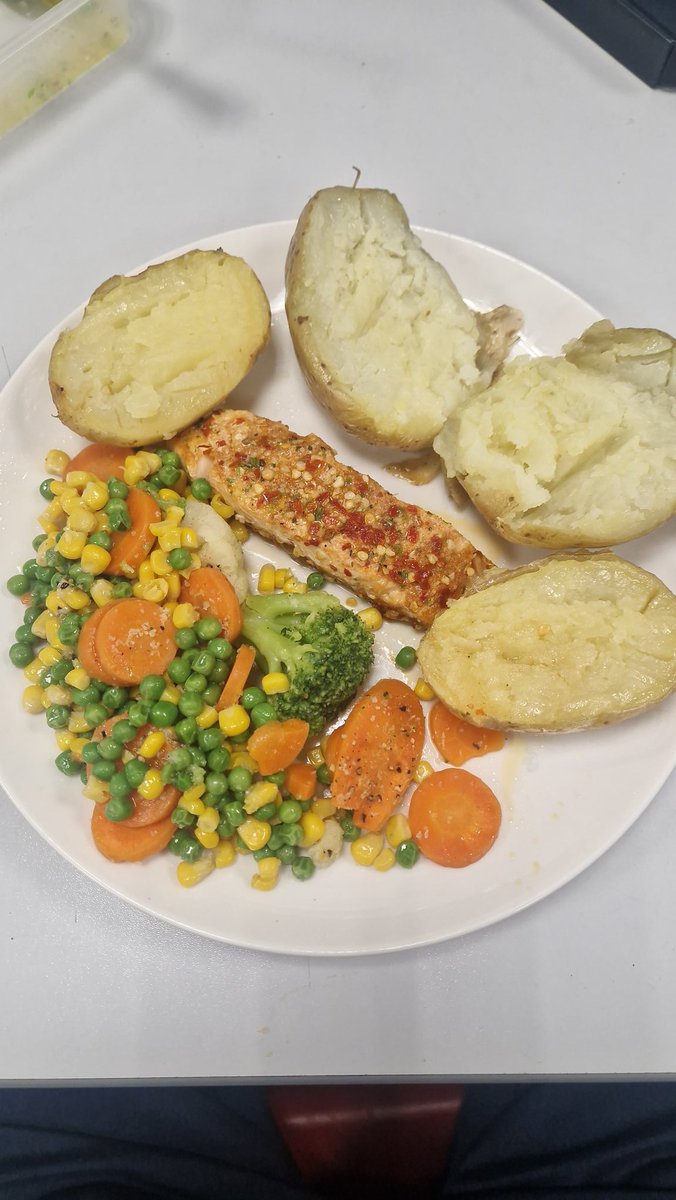 Geerilla_'s tweet image. Life of a shift worker is different.
Who else is up eating salmon jacket pots and veg at 03:30am for their 'lunch break'
