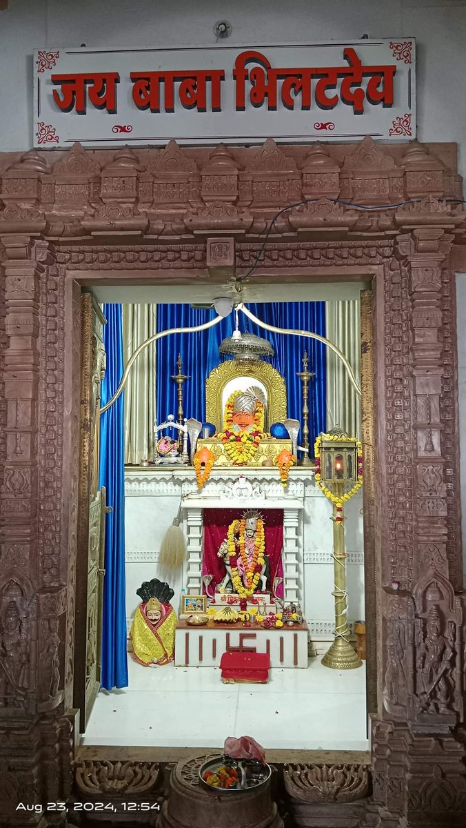 HitanandSharma's tweet image. सतपुड़ा पर्वत श्रंखलाओं की हरी भरी वादियों में मध्य प्रदेश के बड़वानी जिले में स्थित राजपुर तहसील के नागलवाड़ी गांव में नागदेवता को समर्पित सैकड़ों वर्ष पूराने और प्रसिद्ध मंदिर श्री भीलट देव शिखरधाम स्थापित हैं।
भिलट देव को जनजातिय समाज द्वारा रक्षक देवता, वर्षा प्रदाता, और…
