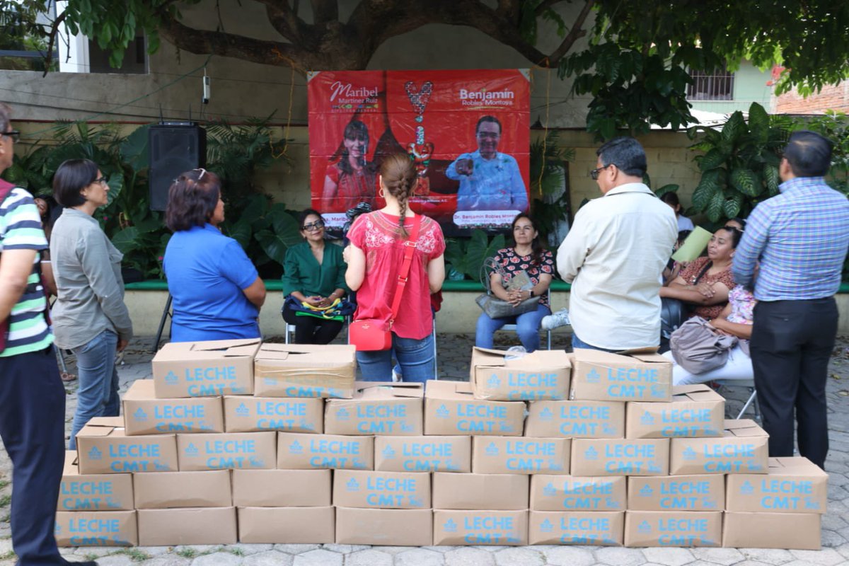 maribelmruiz's tweet photo. En #ViVaAC y @CongregacionMT seguimos trabajando 🫱🏽🫲🏾 para el bienestar de #Oaxaca.
¡#PorTuBienestarYNutrición sigue contribuyendo con las familias oaxaqueñas!
Estuvimos en la colonia Volcanes de la capital para hacer entrega de 288 litros de leche 🥛 liquida. https://t.co/wysWaKT9xh