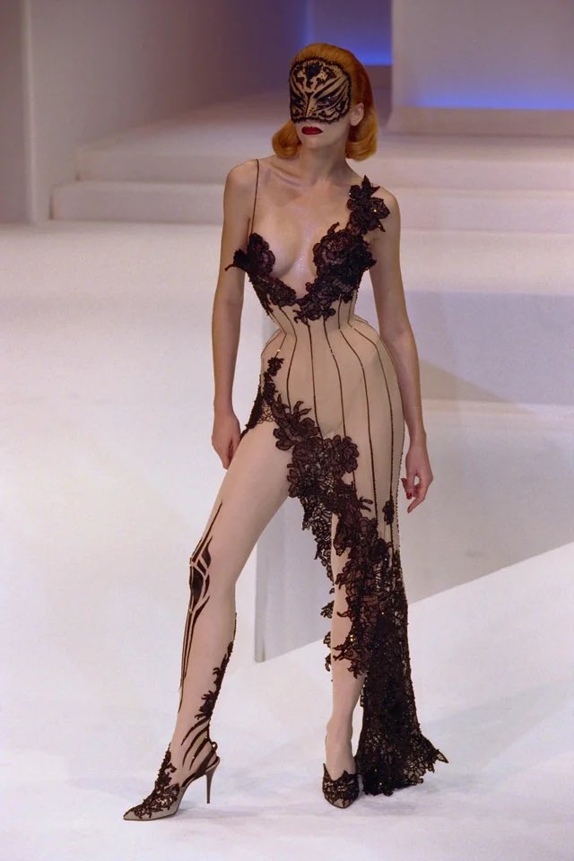 stan93015902's tweet image. Ola for mugler for the reunion would eattttt😍😍😍😍