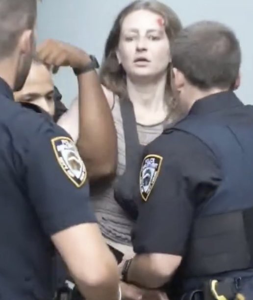 She literally shit her pants on the scene 💩