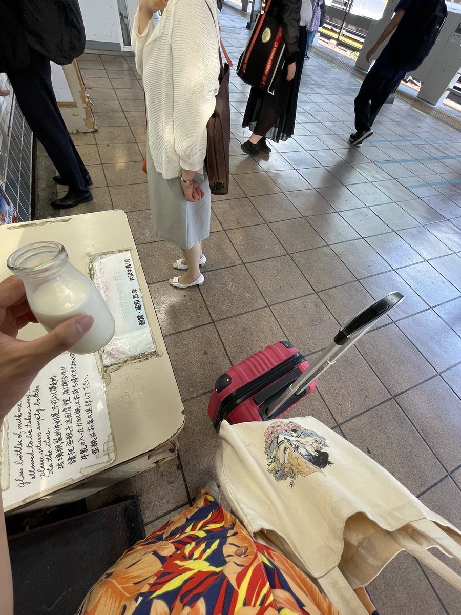mist_asa's tweet image. JR秋葉原駅の総武線ホームにあるミルク自販機、日本人の故郷（ふるさと）だろ。