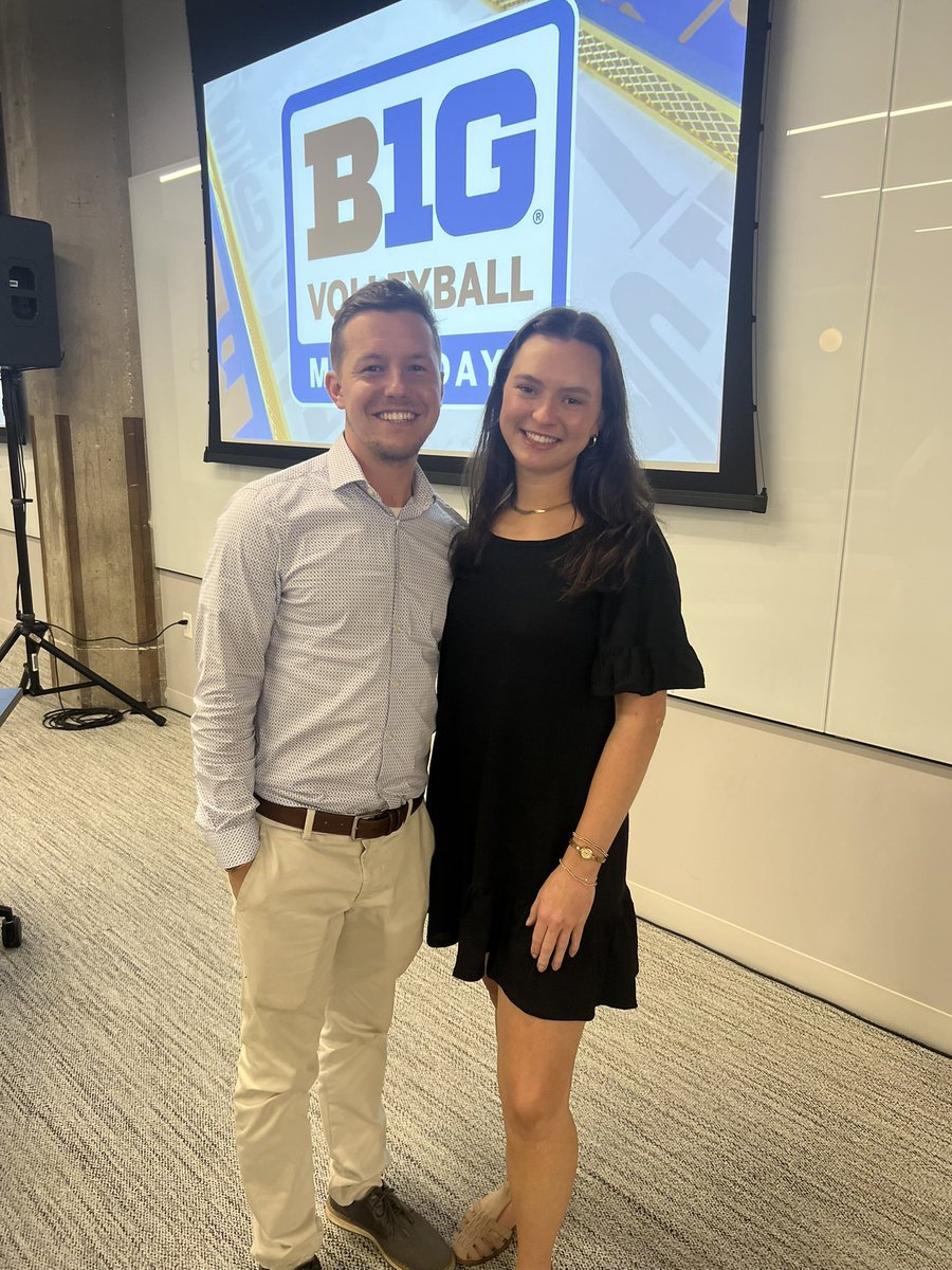 Great seeing some familiar faces in the Big City. 🌃 ☺️ 

<a href="/AudreyHausberg1/">Audrey Hausberger</a> <a href="/courtneylaynebr/">Courtney Layne Brewer</a> 

#Chicago