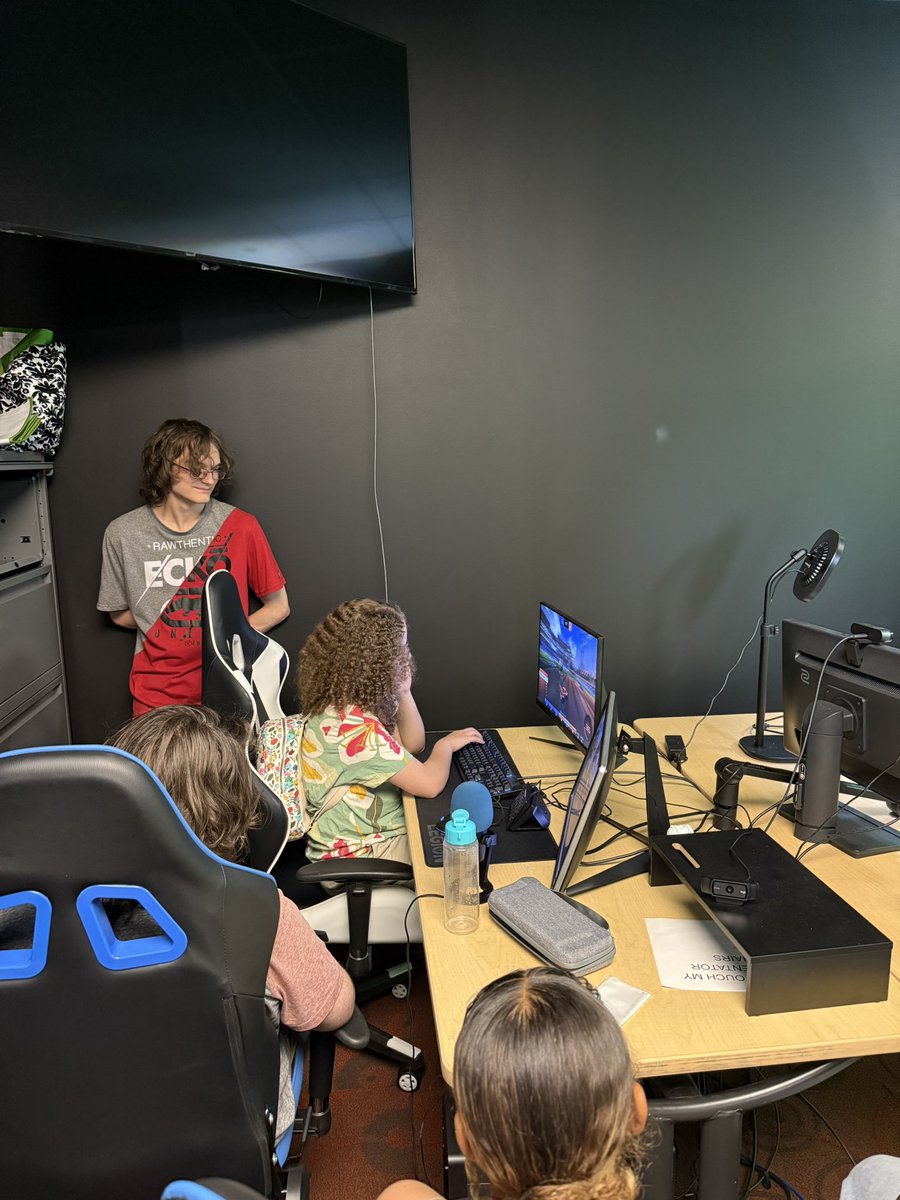 Last week’s STEM Camp session introduced local high school students to the real-world applications of science, technology, and esports.

Through hands-on workshops in game teamwork, arena management, and broadcast production—supported by EDGE and UMW esports.