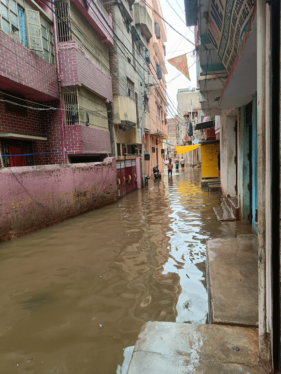 imguptanavin's tweet photo. पिछले 24 घंटे से घरों में कैद है, परंतु कोई प्रशासनिक मदद अभी तक नहीं पहुंच पाई। वार्ड नं -47 संदलपुर पटना @iChiragPaswan @yadavtejashwi @pappuyadavjapl @samrat4bjp @dm_patna @RJDforIndia @TejYadav14 @aajtak @ABPNews @ZeeBiharNews @INCIndia @RahulGandhi https://t.co/8BrJX2Z4Qg