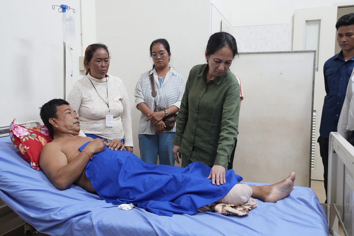 Pich Chanmony, the wife of Prime Minister Hun Manet, visited injured soldiers at a hospital yesterday.