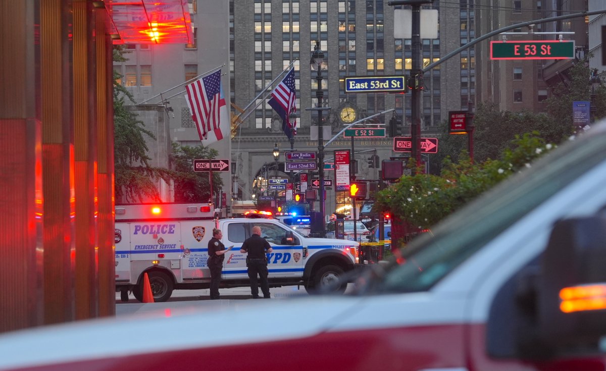 tgrthabertv's tweet image. ABD'nin New York kentindeki bir gökdelene silahlı saldırı düzenlendi. İlk belirlemelere göre olayda biri polis 6 kişi hayatını kaybetti. İntihar eden saldırganın kimliği belli oldu.
tgrthaber.com/dunya/new-york…