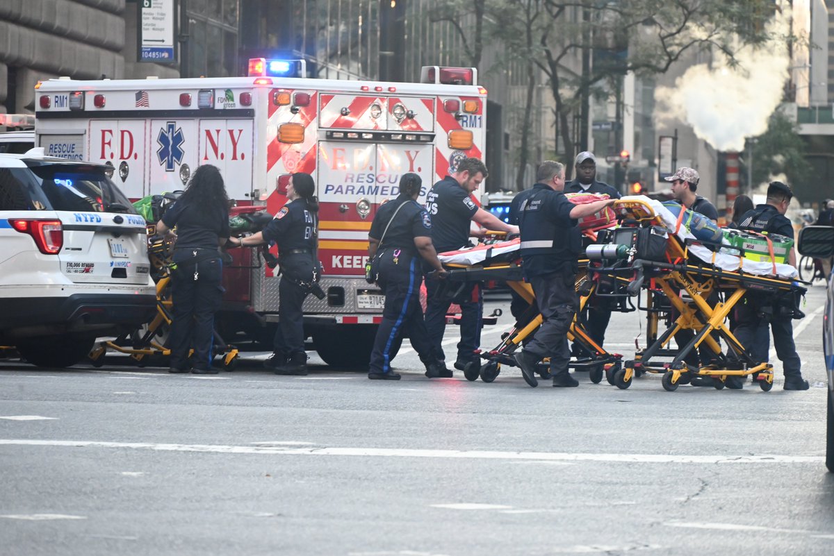tgrthabertv's tweet image. ABD'nin New York kentindeki bir gökdelene silahlı saldırı düzenlendi. İlk belirlemelere göre olayda biri polis 6 kişi hayatını kaybetti. İntihar eden saldırganın kimliği belli oldu.
tgrthaber.com/dunya/new-york…