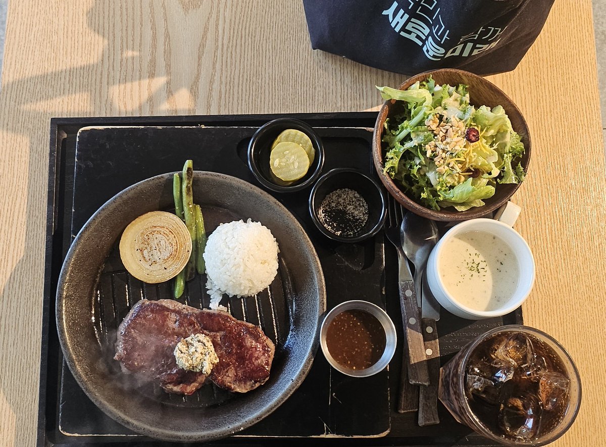 dalnimmeerkat's tweet image. 점심은 집앞 푸드코트.
부챗살 스테이크.. 먹고 메가박스에 
영화표 예매함.
