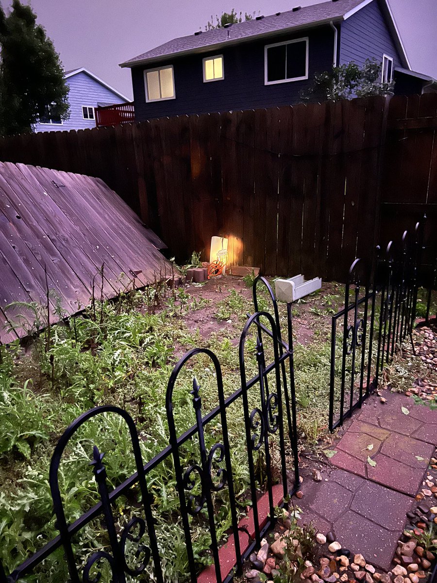 IceBorg's tweet image. Well I think we got off relatively light on our portion of the west side of Sioux Falls but we’re going to need a new fence, a neighbors garbage is in my lawn, and somebody else’s fence was in the middle of the road.
#severeweather #severewx #severeweathersiouxfalls