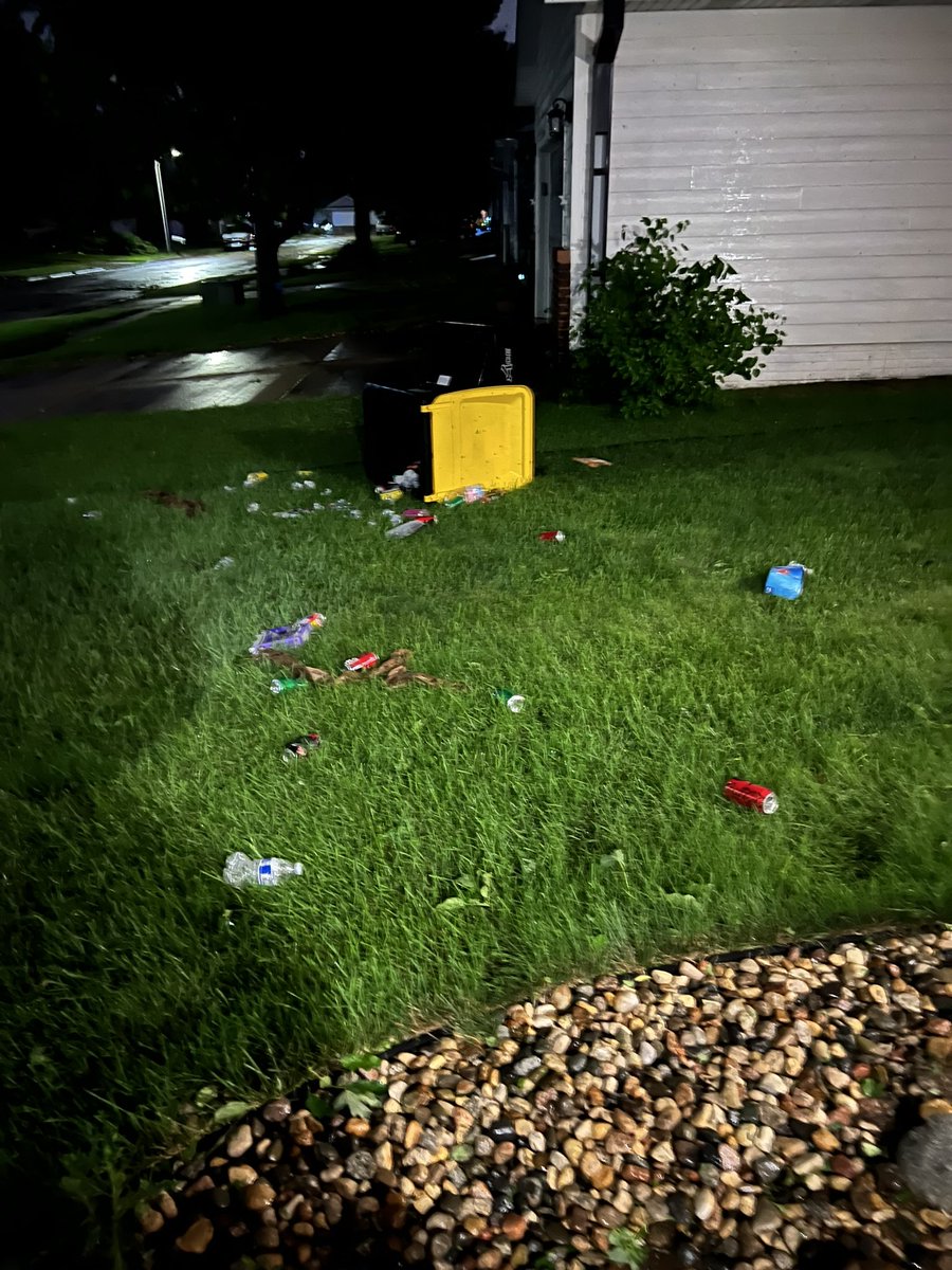 IceBorg's tweet image. Well I think we got off relatively light on our portion of the west side of Sioux Falls but we’re going to need a new fence, a neighbors garbage is in my lawn, and somebody else’s fence was in the middle of the road.
#severeweather #severewx #severeweathersiouxfalls