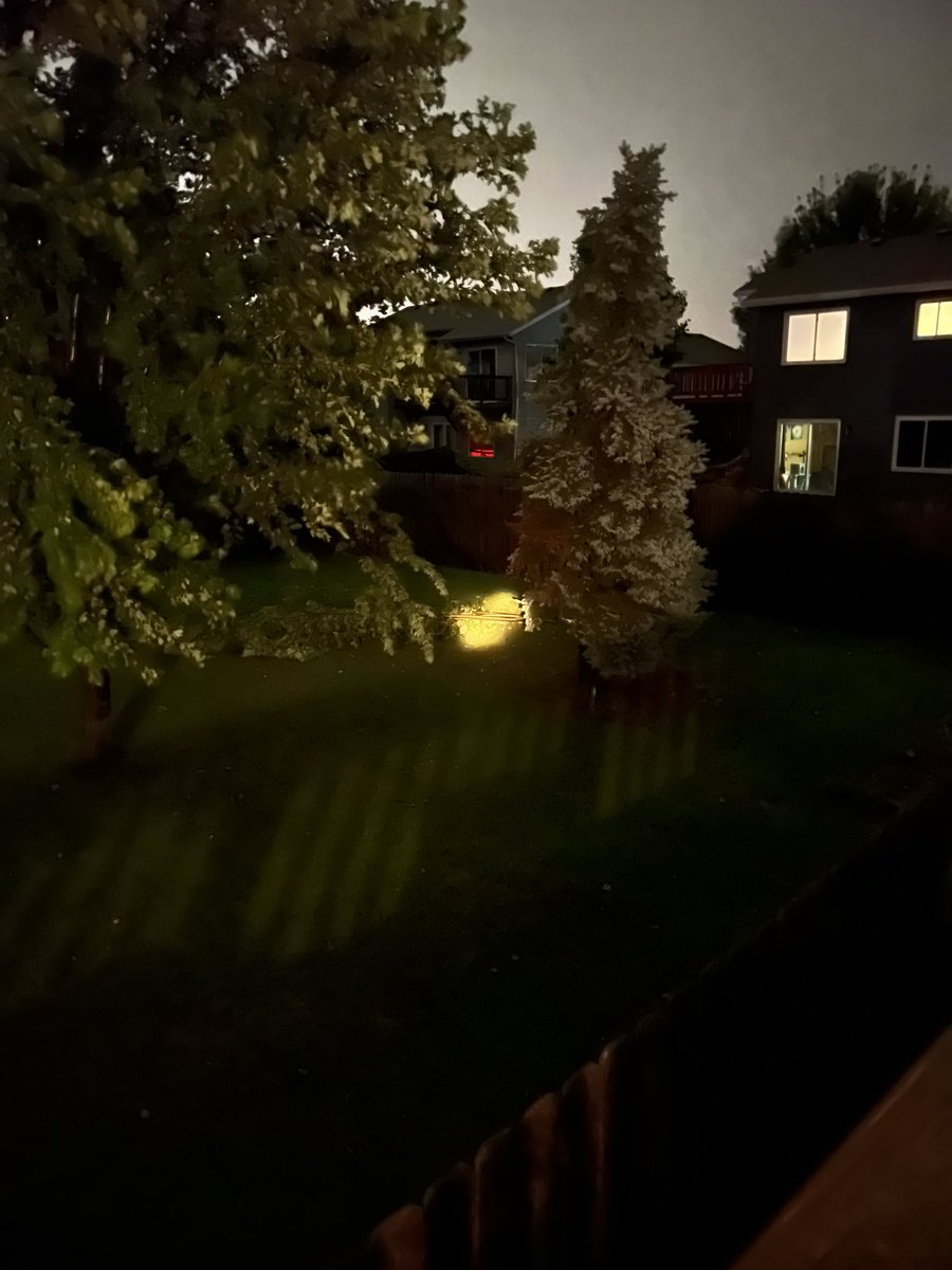 IceBorg's tweet image. Well I think we got off relatively light on our portion of the west side of Sioux Falls but we’re going to need a new fence, a neighbors garbage is in my lawn, and somebody else’s fence was in the middle of the road.
#severeweather #severewx #severeweathersiouxfalls