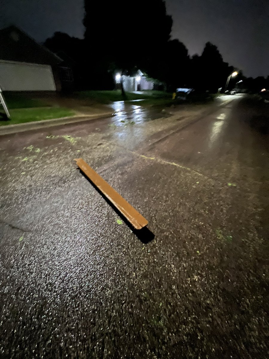 IceBorg's tweet image. Well I think we got off relatively light on our portion of the west side of Sioux Falls but we’re going to need a new fence, a neighbors garbage is in my lawn, and somebody else’s fence was in the middle of the road.
#severeweather #severewx #severeweathersiouxfalls