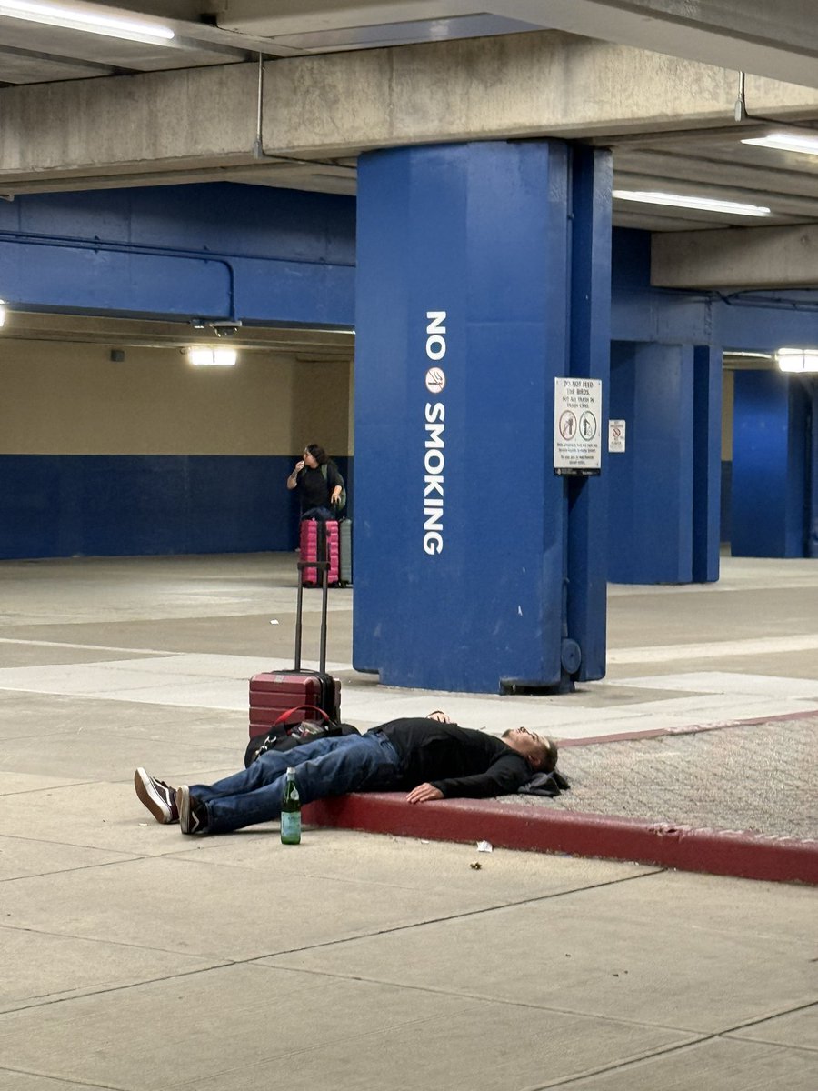 NICKWATTS__'s tweet image. Here in japan the business men fall asleep on the sidewalk and passerby’s hand out bottles of San Pelligrino ❤️