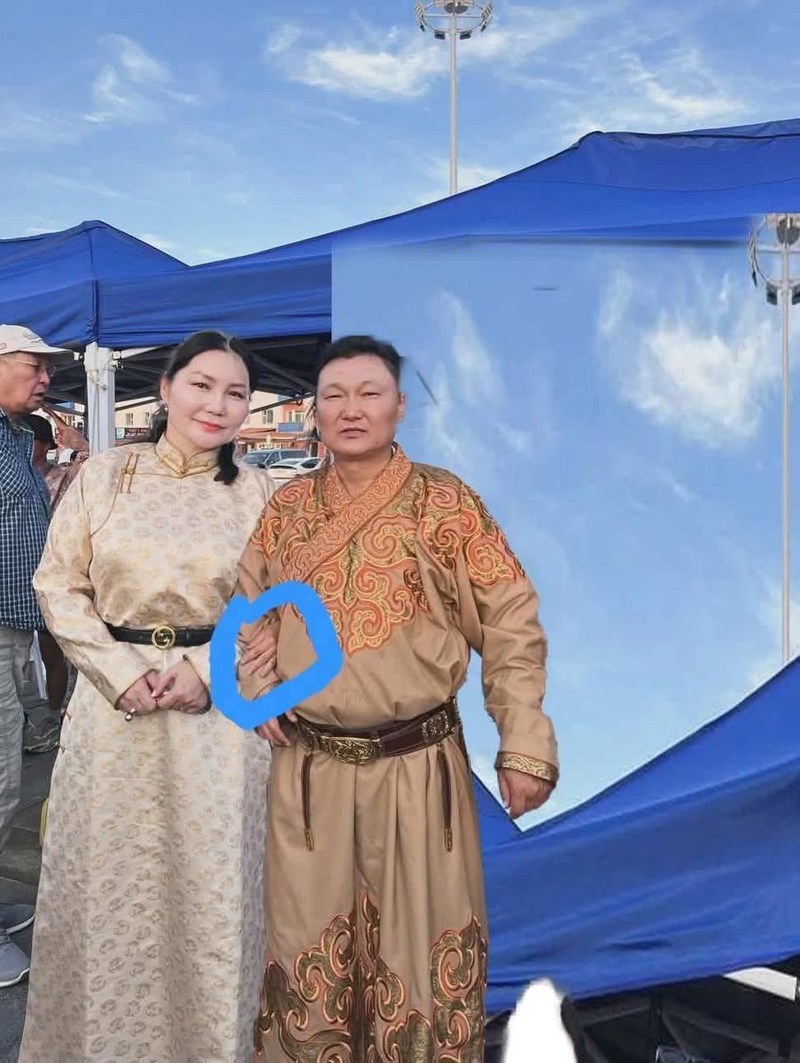 Ардийн жүжигчин болсон ахыг маань юун 3дагч гар хаанаас орж ирээд сугдчиваа 😅😅