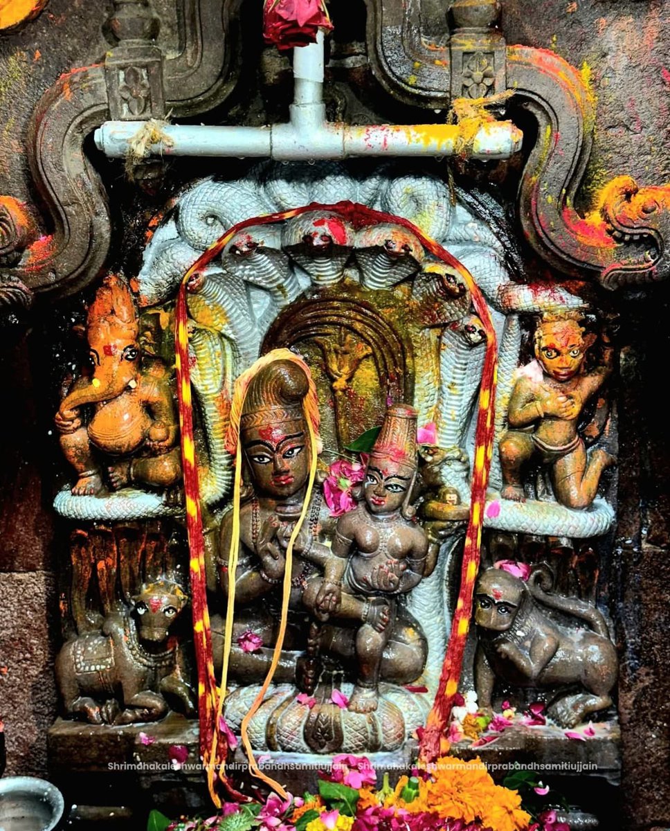 🐍 नाग पंचमी पर्व पर भगवान श्री नागचंद्रेश्वर के दर्शन के लिए मध्य रात्रि में पट खुले 🐍 

उज्जैन 29 जुलाई 2025 ।   साल में एक बार नाग पंचमी के अवसर पर खुलने वाले भगवान श्री नागचंद्रेश्वर के पट  रात्रि 12 बजे शुभ मुहूर्त में खोले गए ।

 मंदिर के पट खुलने के बाद सर्वप्रथम श्री