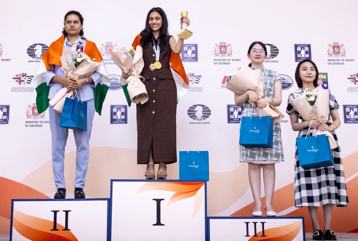 kshashi's tweet image. So, Indian players pack flags in their luggage, but Chinese don't.