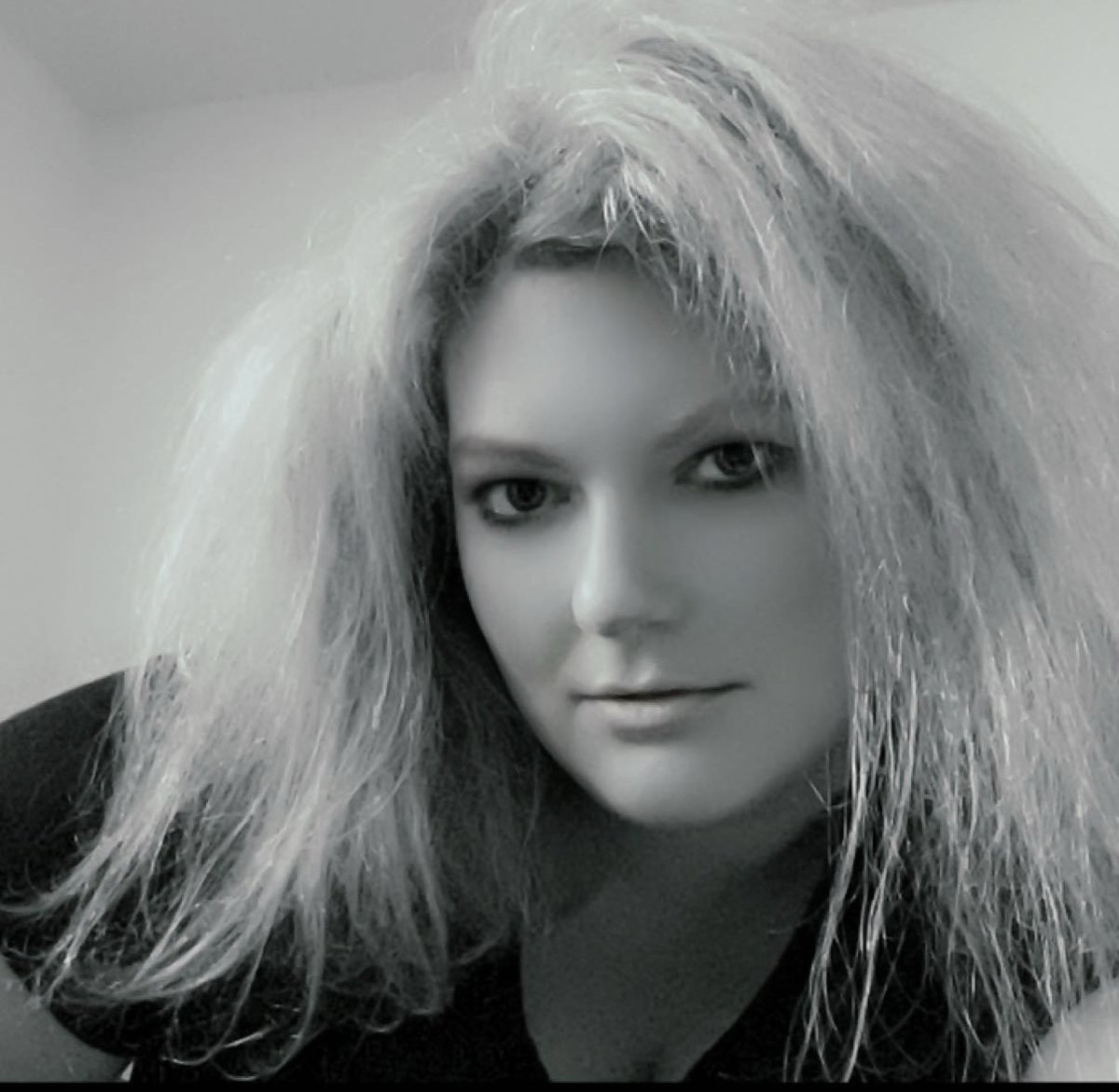 Good Lord, the hair 😂
I look like I can be on the cover of a rock band 🎸