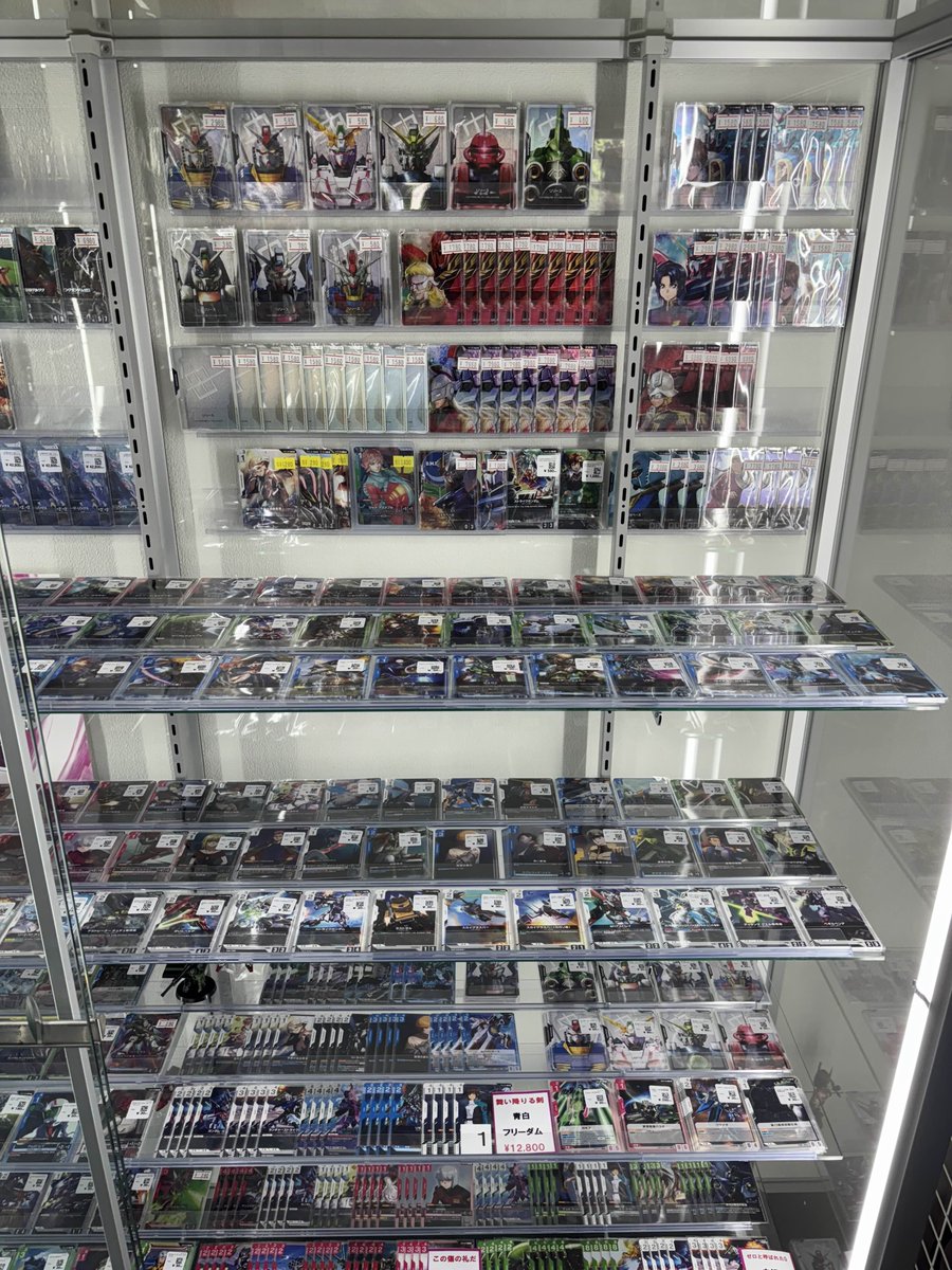 flat_osu's tweet image. 【🦭flat工房GCGショーケース情報🦭】
ショーケースの補充+値段調整しました‼‼‼‼‼
β版のカードは裏在庫にご用意してますのでタブレットからご注文ください🪼
今話題の白緑で必須のデスサイズデュオや白青で需要爆増のフリーダムエール予期せぬ等必須所もバッチリ在庫あります🦔…