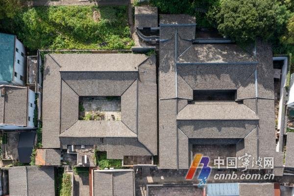 这座始建于清代的徐氏故居占地1090平方米，青砖黛瓦间沉淀着烽火岁月的记忆。80多年前，徐家兄弟徐建农、徐长海从这里走出，投身抗日洪流，成为“一门双烈士”的英雄典范；如今，老宅化身为红色记忆馆，陈列着村民捐献的战刀、家书、老照片等200余件珍贵实物，成为北仑区重要的党员教育基地。