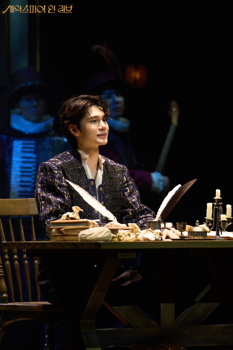 ongly_one's tweet image. Ong Seongwu as William Shakespeare is looked like a REAL LIFE PRINCE OMG
 SO HANDSOME😭🫶✨

#ONGSEONGWU #옹성우 
#ShakespeareInLove