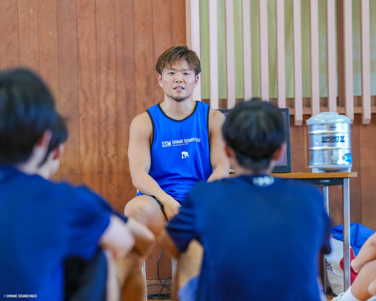 susanoo_m's tweet image. 【活動報告】
#島根スサノオマジック ではこのたび、#山陰中央新報社 の企画の一環として、バスケットボール部にて部活動指導を実施しました🌟
普段なかなか直接関わることのない“プロの視点”に触れていただくことで、 先生方や選手の皆さんにとって、新たな気づきや刺激となる時間となりました。…