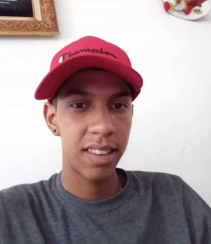 Vecinos del bloque 52 de Menca de Leoni en Guarenas,estado Miranda, le hacen un llamado a Poliplaza,PoliMiranda y a la Policía Nacional, debido a la problemática que mantiene un joven identificado como Diego Briceño, el cual luego de consumir droga, les da por robar. <a href="/PNBVzla/">Cuerpo de Policía Nacional Bolivariana.</a>