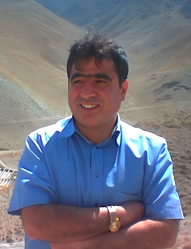 AvaAvishan's tweet image. بخشی از بیانیه خانواده اکبر محمدی به مناسبت نوزدهمین سالگرد شهادت اکبر محمدی
اکبر محمدی، نه فقط یک فعال دانشجویی، بلکه نماد جوانان عدالتخواه، آزادیطلب و شجاع ایرانی بود که در برابر استبداد دینی ایستاد. او در دفاع از آرمانهای انسانی و باور به آیندهای آزاد برای ایران، جان خود…