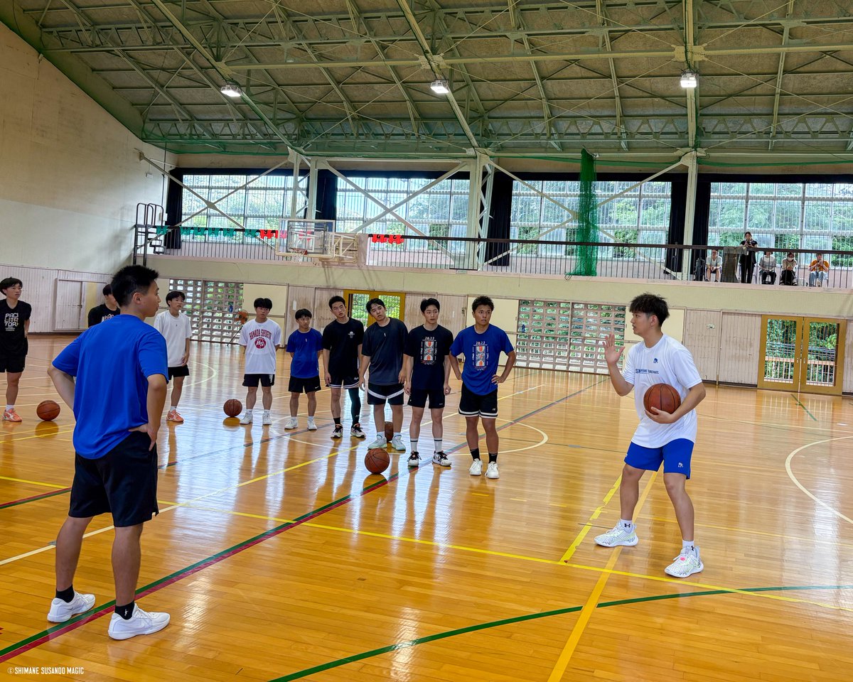 susanoo_m's tweet image. 【活動報告】
#島根スサノオマジック ではこのたび、#山陰中央新報社 の企画の一環として、バスケットボール部にて部活動指導を実施しました🌟
普段なかなか直接関わることのない“プロの視点”に触れていただくことで、 先生方や選手の皆さんにとって、新たな気づきや刺激となる時間となりました。…