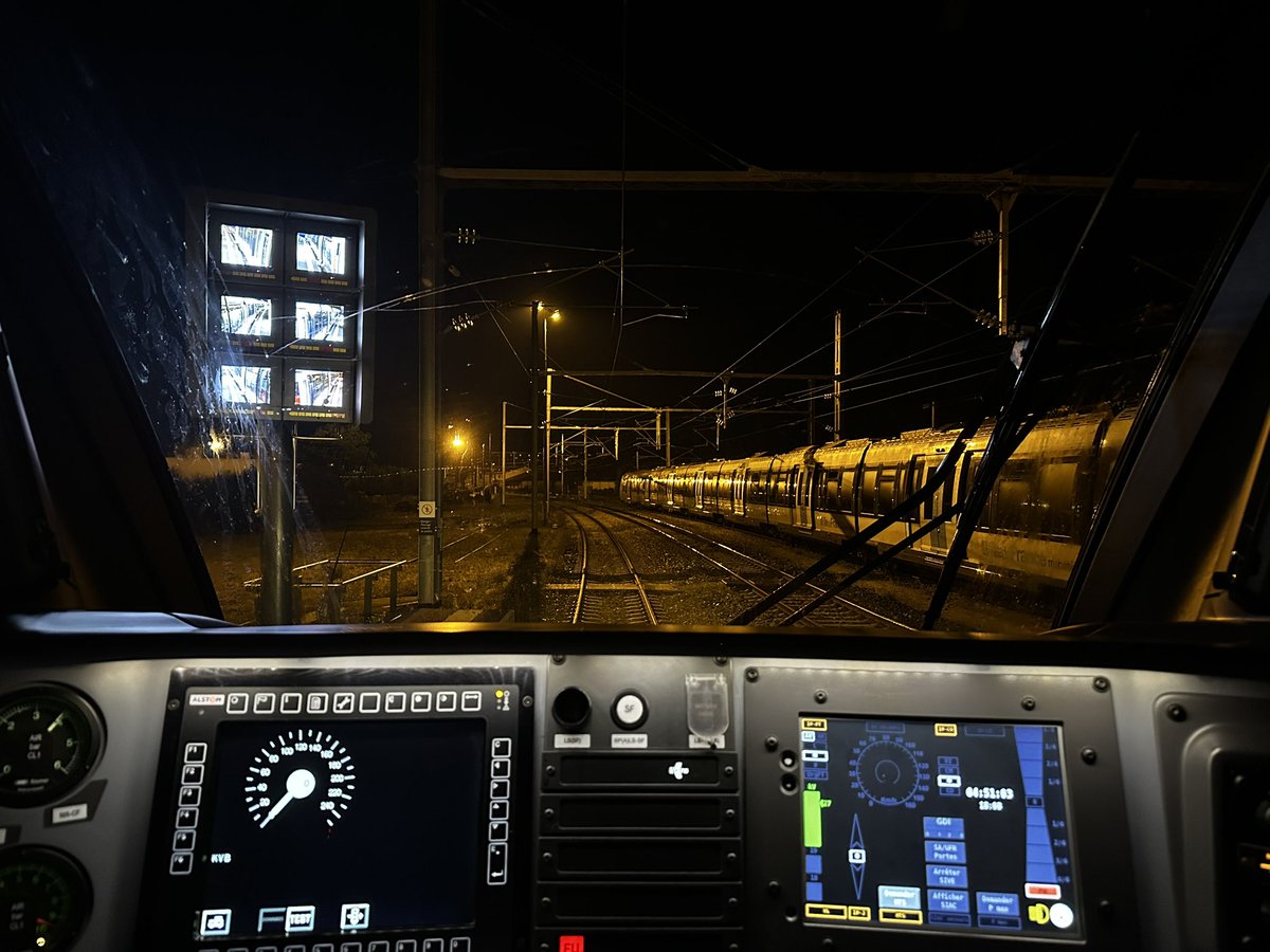 🌅 Première rame du jour au départ de #Provins à 5h16 !
🚆 Direction #ParisEst avec un apprenti à mes côtés pour toute la matinée.
🎯 Transmission, sécurité &amp; bonne humeur au programme !
<a href="/LIGNEP_SNCF/">Ligne P</a> <a href="/UsagersProvins/">Collectif LigneP Paris Provins</a> #SNCF #LigneP #TeamFerroviaire