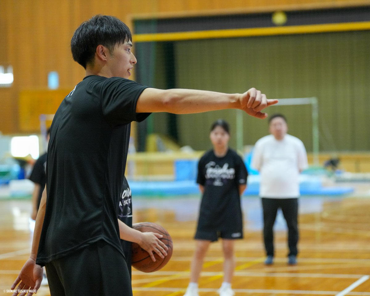 susanoo_m's tweet image. 【活動報告】
#島根スサノオマジック ではこのたび、#山陰中央新報社 の企画の一環として、バスケットボール部にて部活動指導を実施しました🌟
普段なかなか直接関わることのない“プロの視点”に触れていただくことで、 先生方や選手の皆さんにとって、新たな気づきや刺激となる時間となりました。…
